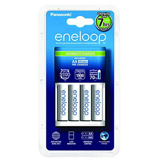 Cargador lento PLG-BQ-CC17/E de baterías AA/AAA con 4 pilas eneloop AA