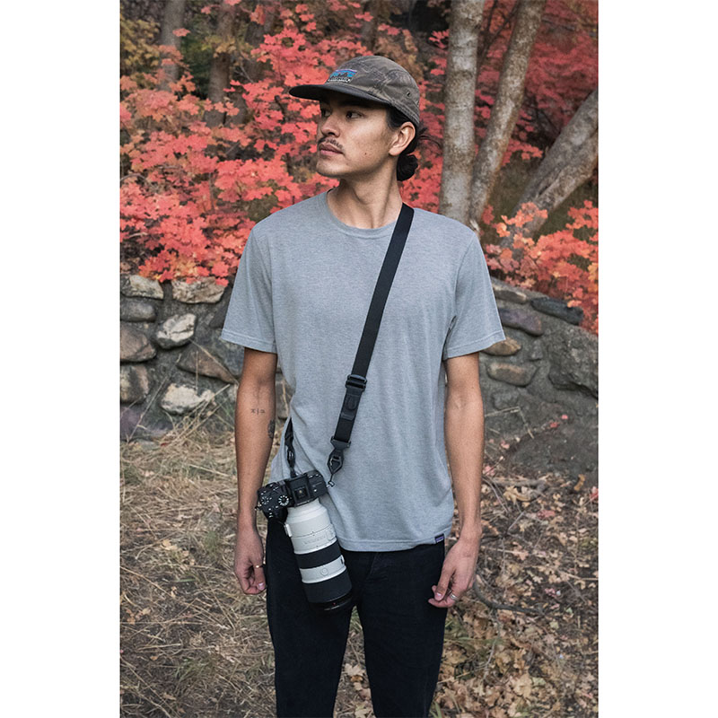 La Sling Strap tiene una herramienta de cabeza plana incorporada para que siempre se pueda colocar o quitar la placa base de la cámara cuando sea necesario